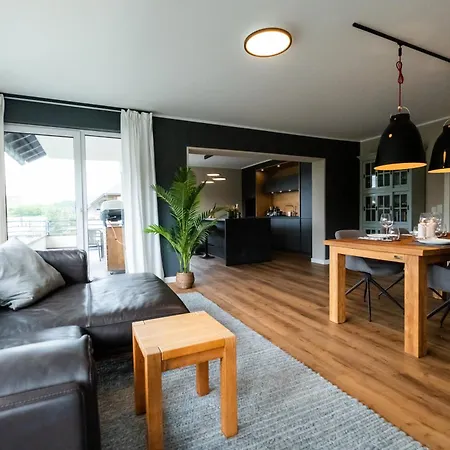 Bineva - Hochwertige Mit 2 Balkonen Und Garage Apartment